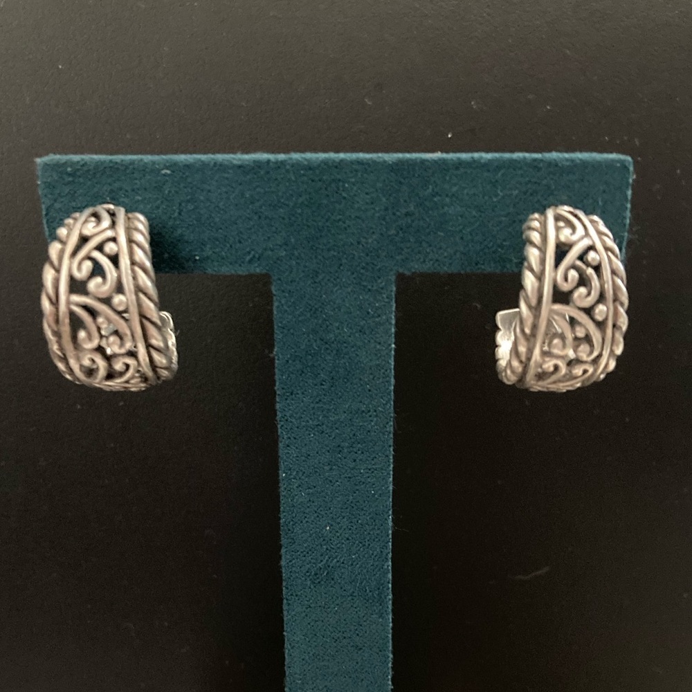 Sterling silver pierced earrings. Vintage.​​